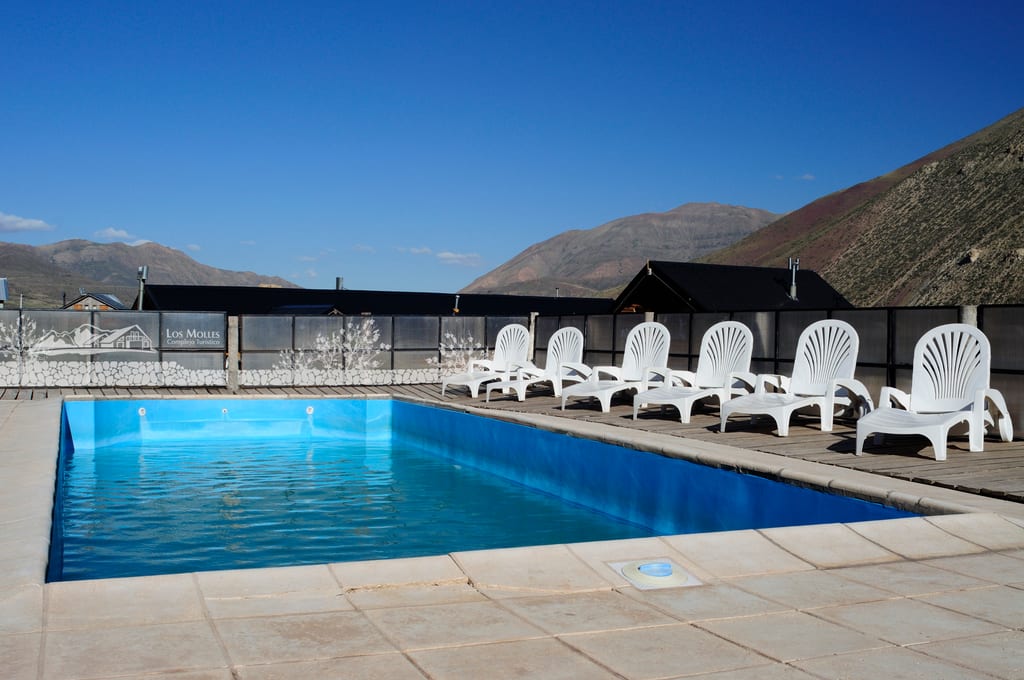 Pileta del complejo en verano con vista a la Cordillera de los Andes.