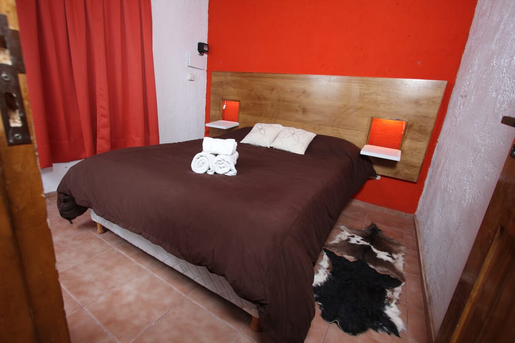 Dormitorio con cama matrimonial.