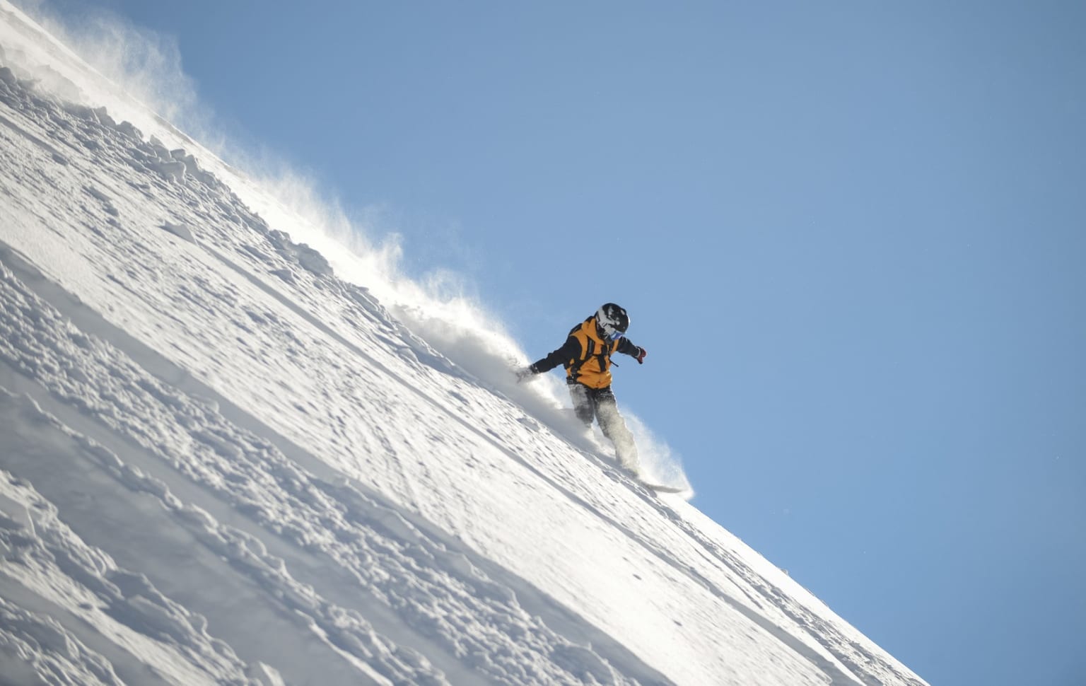 Snowboarder en una bajada de freeride en Las Leñas.