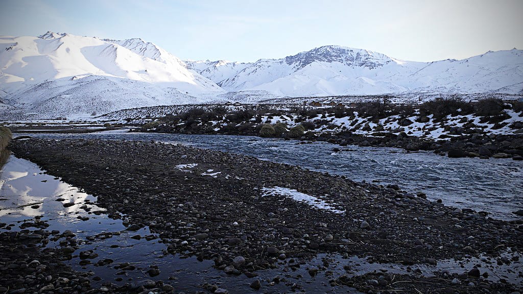 Río Salado atravesando el Valle de los Molles con la cordillera nevada al fondo.